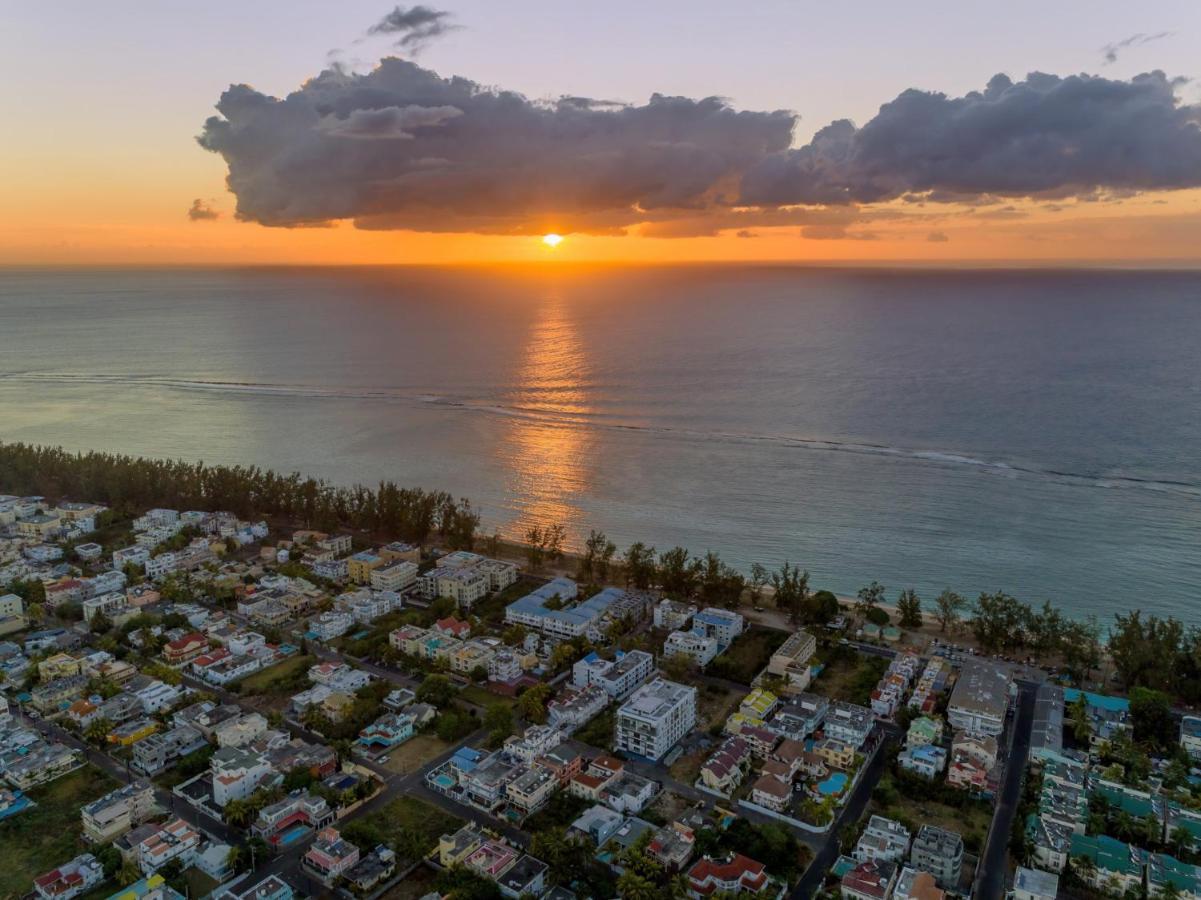 Les Cerisiers Beach Residence, Cosy And Modern 3 Bedroom Apartment Located 50 Metres From The Beach And From All Amenities And Restaurants On The Coastal Road Flic en Flac Экстерьер фото